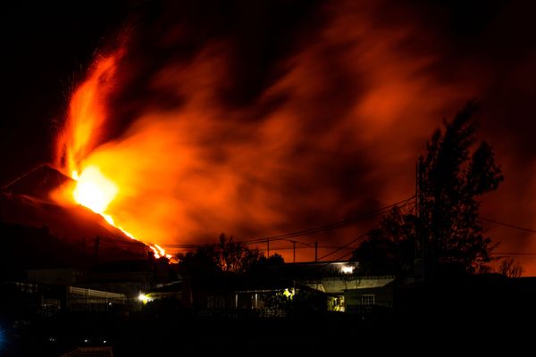 El intenso vapor formado a causa de la mezcla de lava y agua crea una zona de alta presión. Esto amenaza con lo que se conoce como 'bombas de lava', cuando trozos gigantes de roca pueden explotar en todas direcciones a velocidades increíbles. - Sputnik Mundo