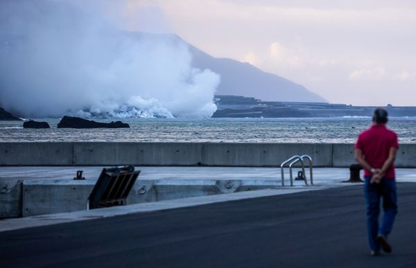 Hasta ahora, las corrientes de lava han cubierto más de 330 hectáreas de terreno y han destruido un millar de edificios. La lava ha quemado las plantaciones de plátano de Puerto Naos, El Remo y La Bombilla, donde sus exportaciones representan la mitad del PIB local. - Sputnik Mundo