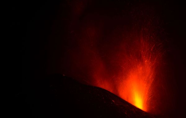 El 19 de septiembre comenzó una erupción volcánica en la cresta volcánica activa de Cumbre Vieja, en las islas Canarias. Durante la semana se registraron más de 20.000 sismos en la zona. El 27 de septiembre se informó que el volcán había dejado de emitir lava y expulsaba humo y cenizas. Sin embargo, la pausa entre las erupciones resultó ser de corta duración. Los expertos prevén que la erupción podría durar entre 24 y 84 días. - Sputnik Mundo