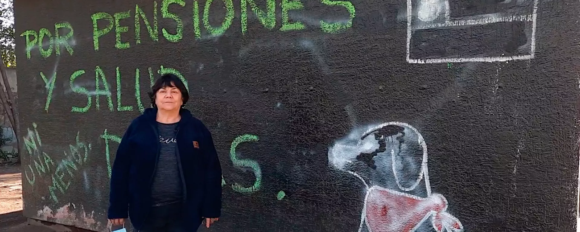 Alicia Lira, junto a un grafiti de la revuelta Alicia Lira, junto a un grafiti de la revuelta - Sputnik Mundo, 1920, 30.09.2021