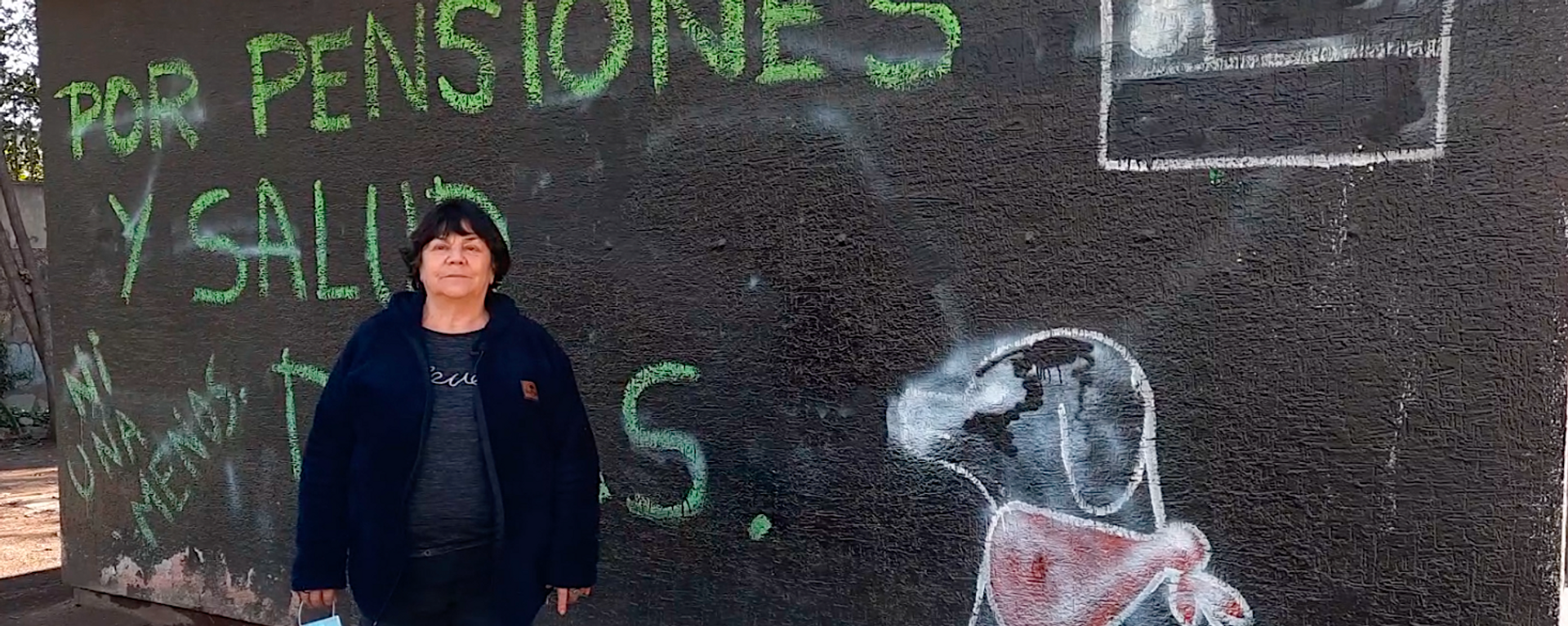 Alicia Lira, junto a un grafiti de la revuelta - Sputnik Mundo, 1920, 30.09.2021