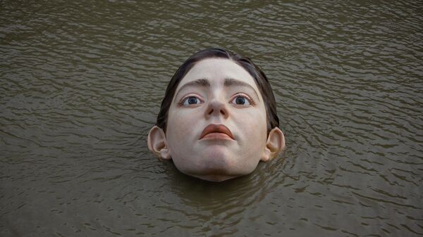 Una figura de una niña sumergida en el río de Bilbao - Sputnik Mundo