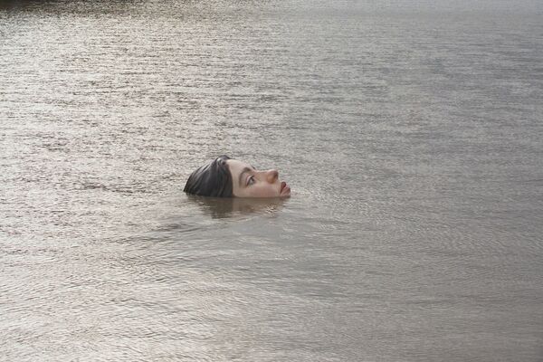 Una figura de una niña sumergida en el río de Bilbao - Sputnik Mundo
