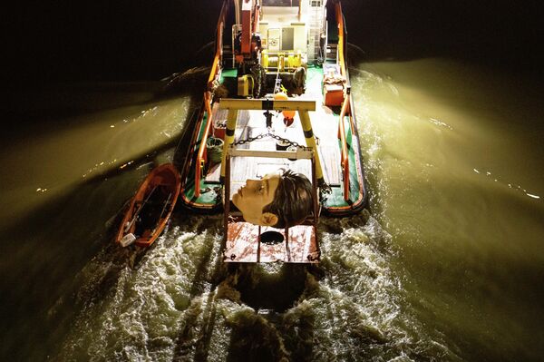 Una figura de una niña sumergida en el río de Bilbao - Sputnik Mundo