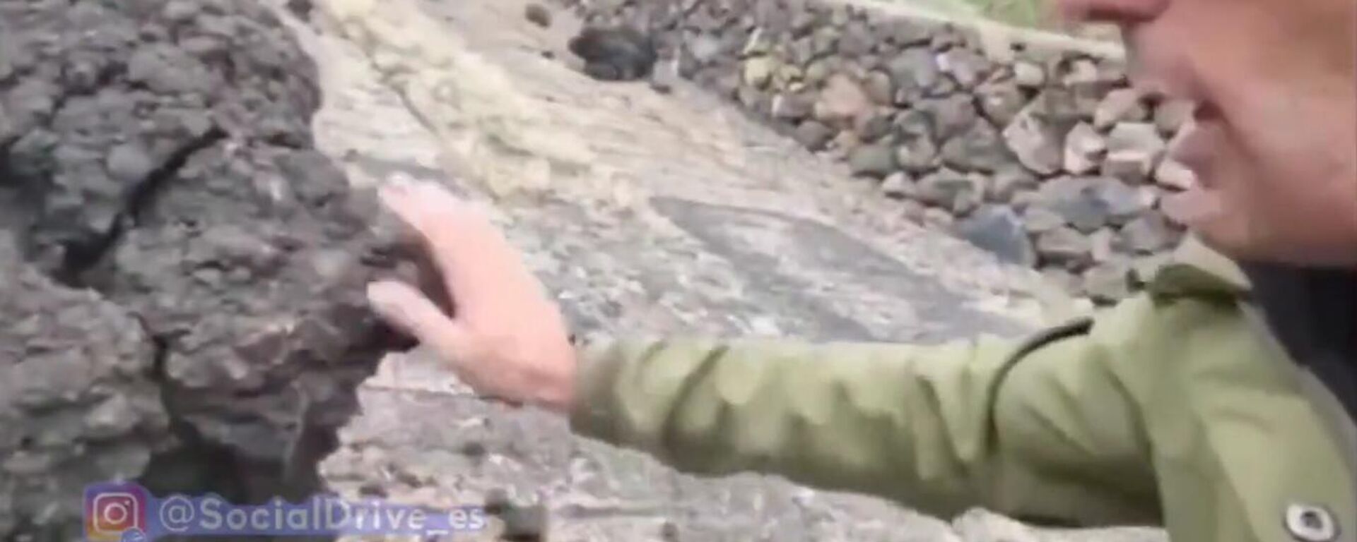 Un reportero aficionado se graba tocando la lava del volcán de La Palma y se quema - Sputnik Mundo, 1920, 01.10.2021