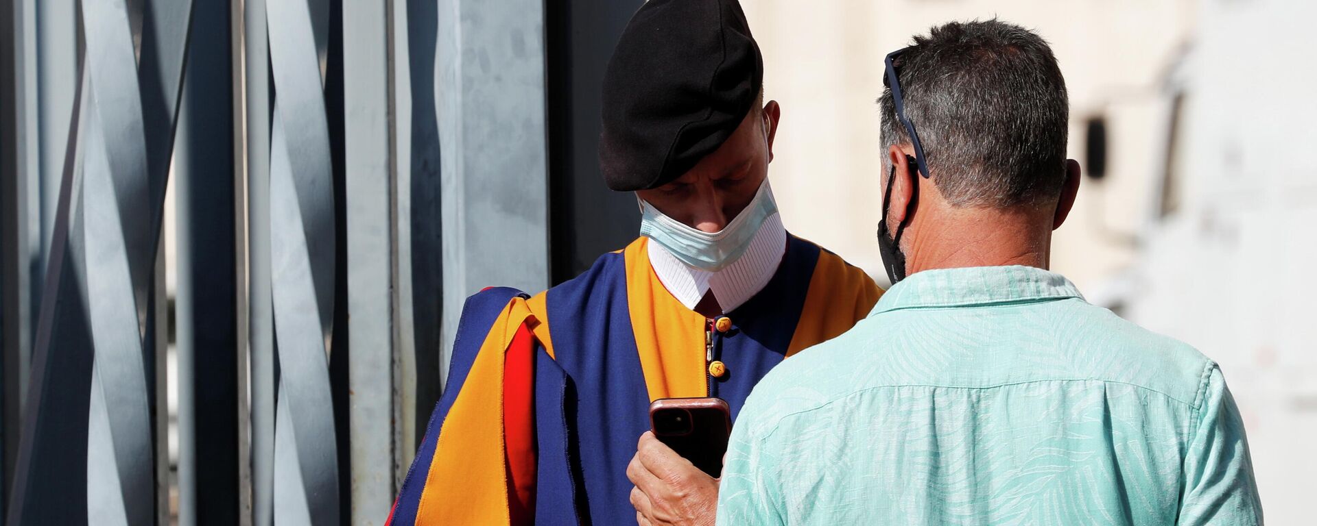 Un hombre muestra su pase sanitario en Vaticano - Sputnik Mundo, 1920, 01.10.2021
