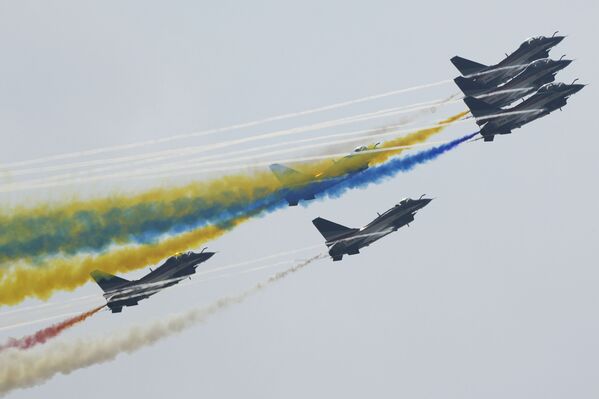 El equipo acrobático de la Fuerza Aérea China 1 de Agosto actúa en la ceremonia de apertura del Airshow China en Zhuhai. - Sputnik Mundo