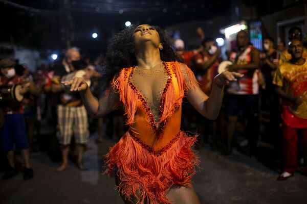 Ensayo en la escuela de samba Unidos de Padre Miguel, en Río de Janeiro (Brasil), que ya ha empezado a prepararse para el Carnaval 2022. - Sputnik Mundo