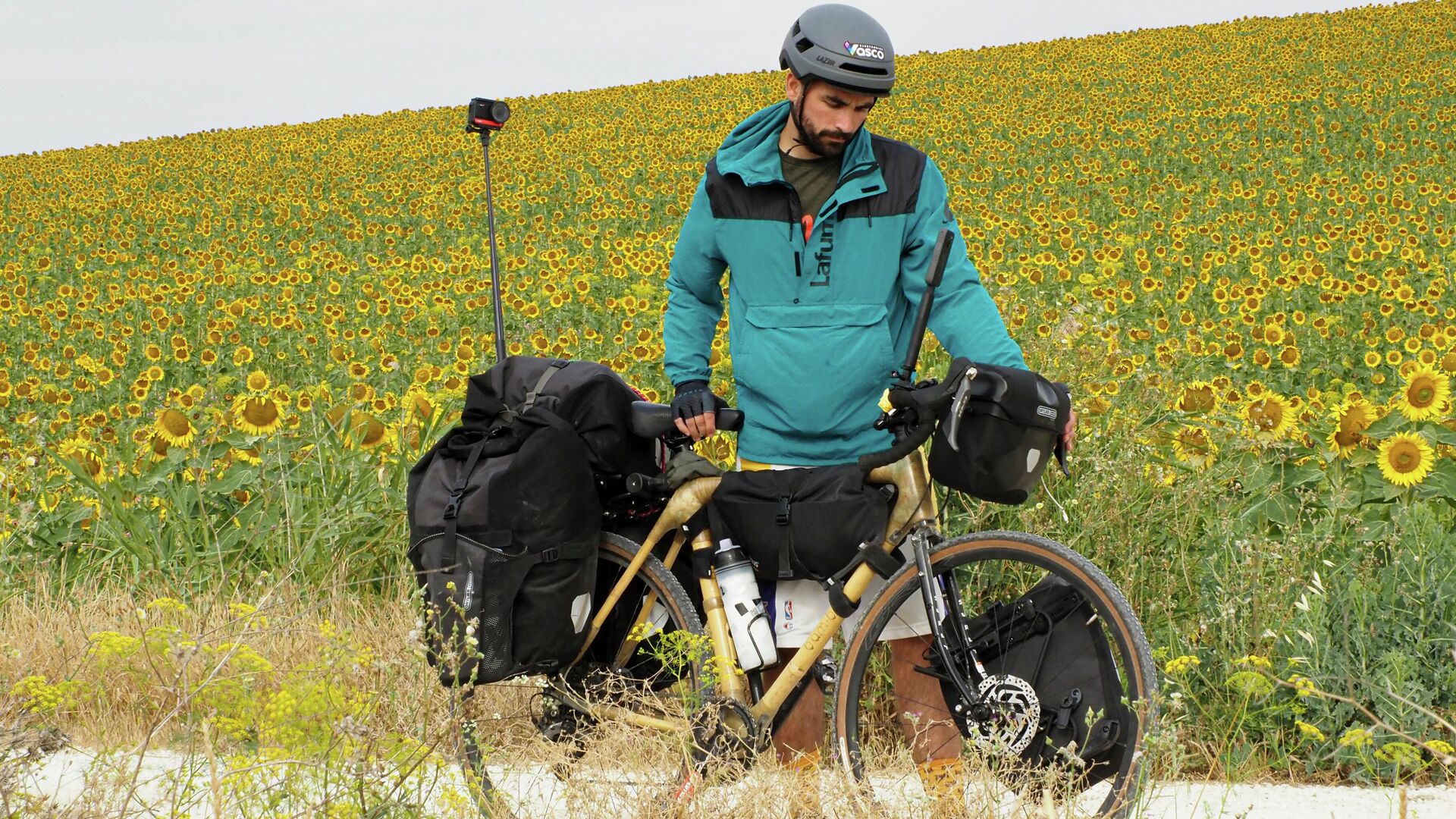 Sergi Unanue frente a un campo de girasoles - Sputnik Mundo, 1920, 01.10.2021