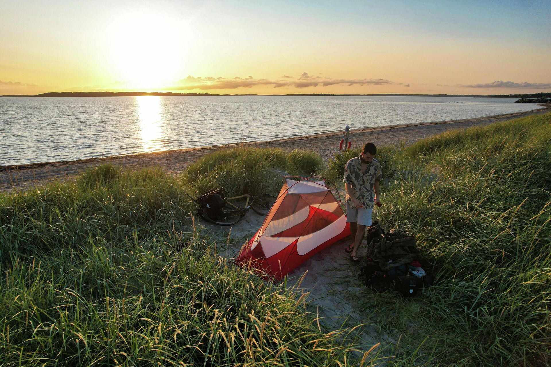 Sergi Unanue acampado en una playa del norte de Europa - Sputnik Mundo, 1920, 01.10.2021