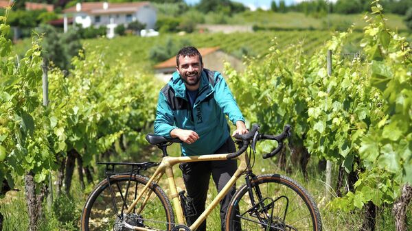 Sergi Unanue con su bicicleta en un viñedo - Sputnik Mundo