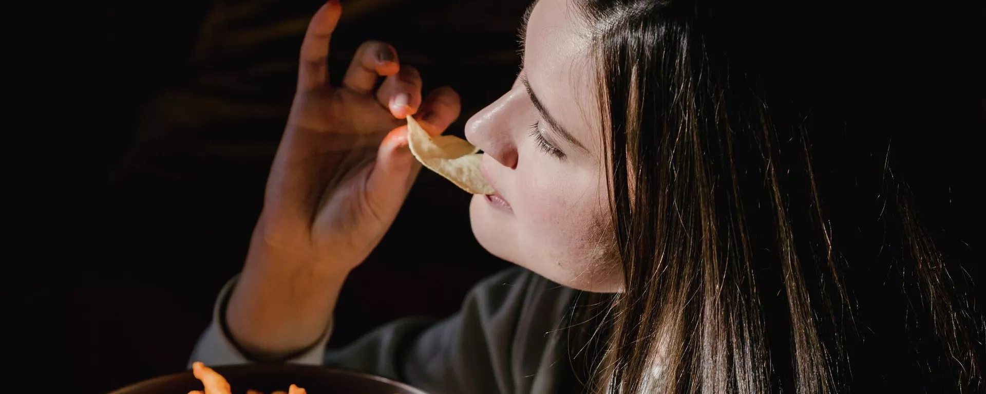 Una mujer comiendo comida chatarra Una mujer comiendo comida chatarra - Sputnik Mundo, 1920, 01.10.2021