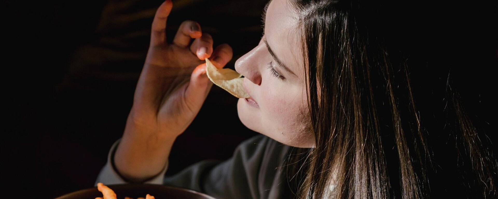 Una mujer comiendo comida chatarra - Sputnik Mundo, 1920, 01.10.2021