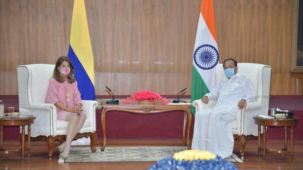 La vicepresidenta y canciller de Colombia, Marta Lucía Ramírez, con el vicepresidente de La India, Venkaiah Naidu - Sputnik Mundo