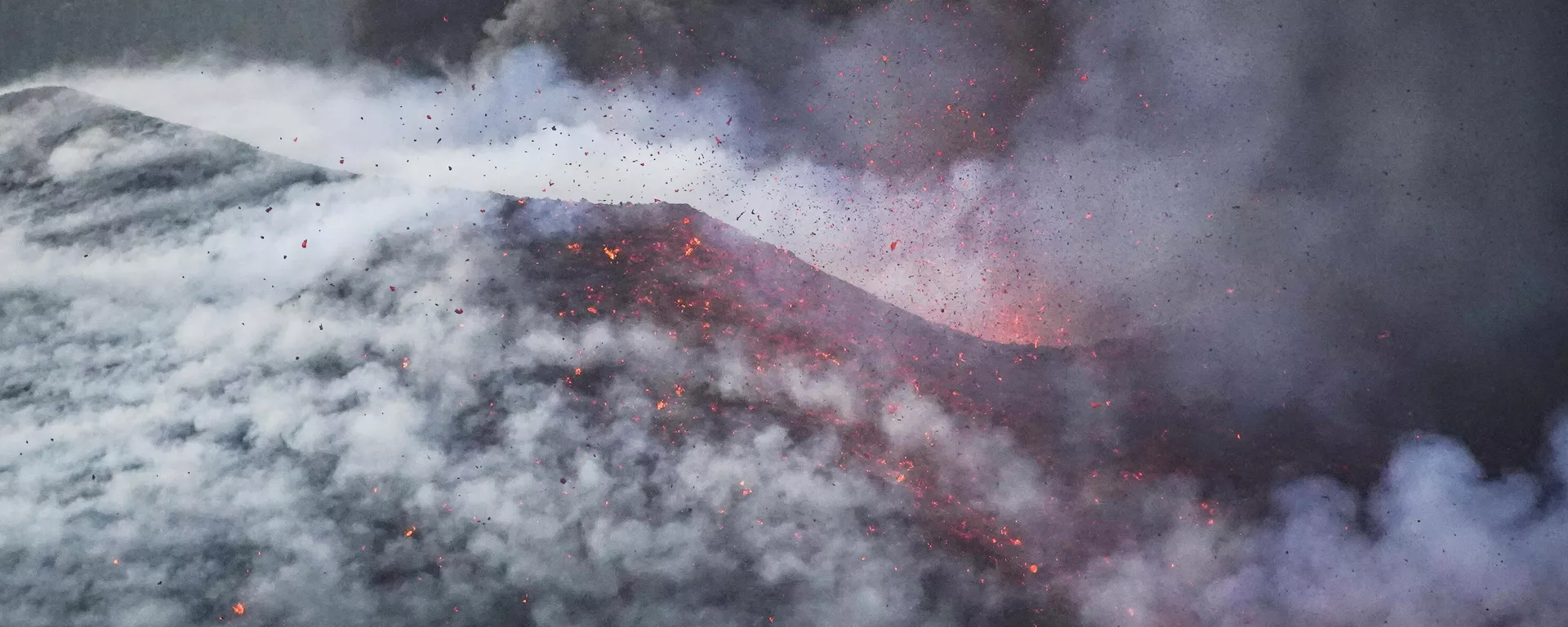 Erupción del volcán en La Palma Erupción del volcán en La Palma - Sputnik Mundo, 1920, 02.10.2021
