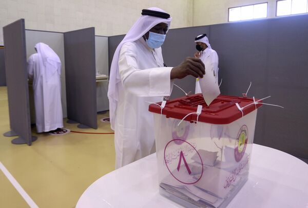 El poder legislativo en Catar lo ejerce históricamente el emir. En 1972, se estableció el Consejo Consultivo (Majlis al-Shura), un organismo estatal con funciones consultivas, 35 miembros de los cuales el emir designa a su discreción por un período de cuatro años. - Sputnik Mundo