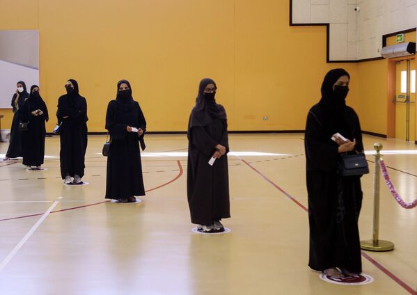 La población de Catar es de 2,8 millones, pero solo el 10% de los que viven en el emirato, 300.000 personas, tienen derecho a voto. Según la ley existente, solo pueden votar aquellos cuyas familias vivían en el país antes de 1930. Esta situación provoca descontento entre los representantes de algunas tribus. - Sputnik Mundo