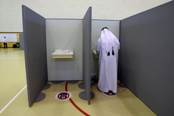 Las primeras elecciones democráticas al Consejo Consultivo estaban programadas para el segundo semestre de 2013, pero nunca se llevaron a cabo, ya que el jeque Hamad bin Jalifa Thani emitió un decreto en junio de ese año antes de su abdicación a favor de su hijo, extendiendo el mandato del Consejo Consultivo por tiempo indefinido. Solo en agosto de este año, el emir Tamim bin Hamad Thani decidió celebrar elecciones el 2 de octubre. - Sputnik Mundo