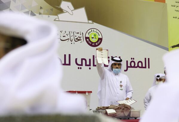 Las elecciones en Catar se llevan a cabo en el contexto de los preparativos para la Copa Mundial de la FIFA, que se celebrará en este país en 2022. Las autoridades del emirato han sido acusadas reiteradamente de violar los derechos de los migrantes involucrados en la construcción de instalaciones deportivas. Catar también estuvo involucrado en un escándalo de corrupción sobre la elección del país anfitrión del Mundial. Sin embargo, la FIFA se negó a posponer la copa. - Sputnik Mundo