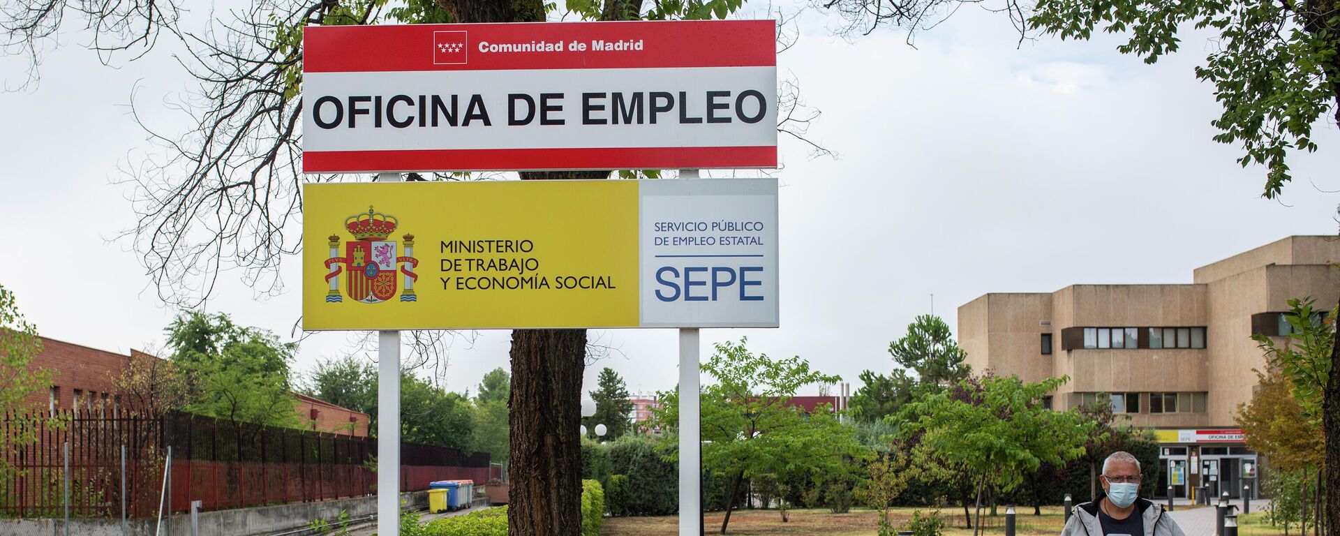 Un hombre en las inmediaciones de una oficina del SEPE y oficina de empleo de la CAM - Sputnik Mundo, 1920, 03.11.2021