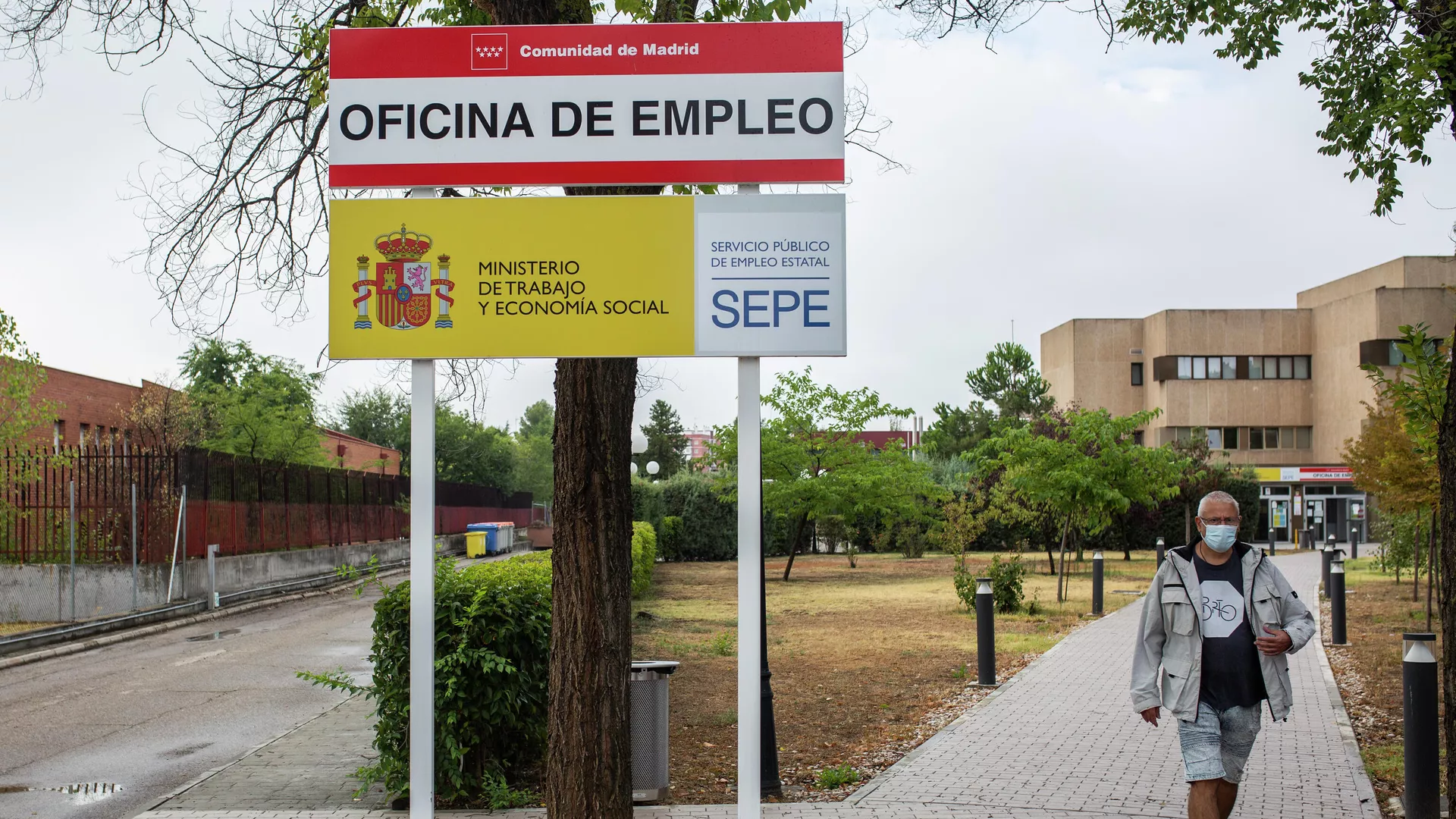 Un hombre en las inmediaciones de una oficina del SEPE y oficina de empleo de la CAM Un hombre en las inmediaciones de una oficina del SEPE y oficina de empleo de la CAM - Sputnik Mundo, 1920, 04.01.2022
