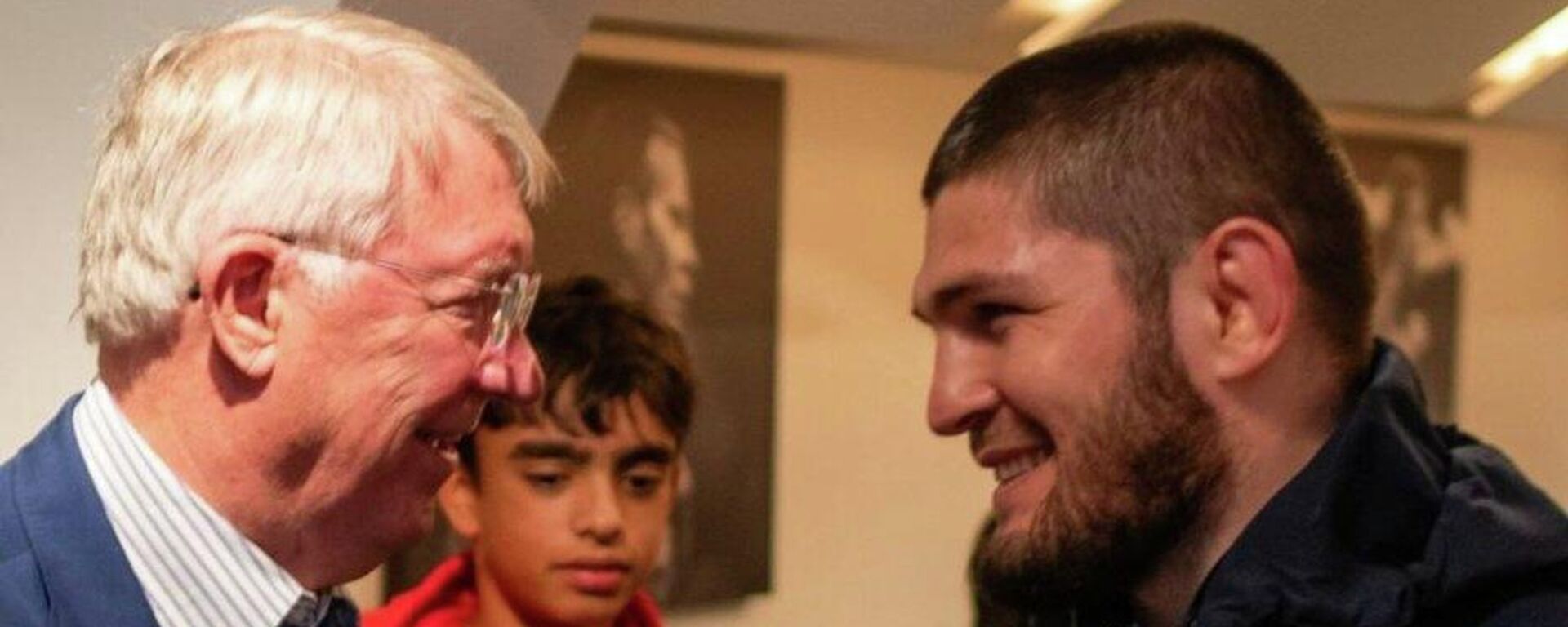 Khabib Nurmagomedov junto a Alex Ferguson - Sputnik Mundo, 1920, 04.10.2021