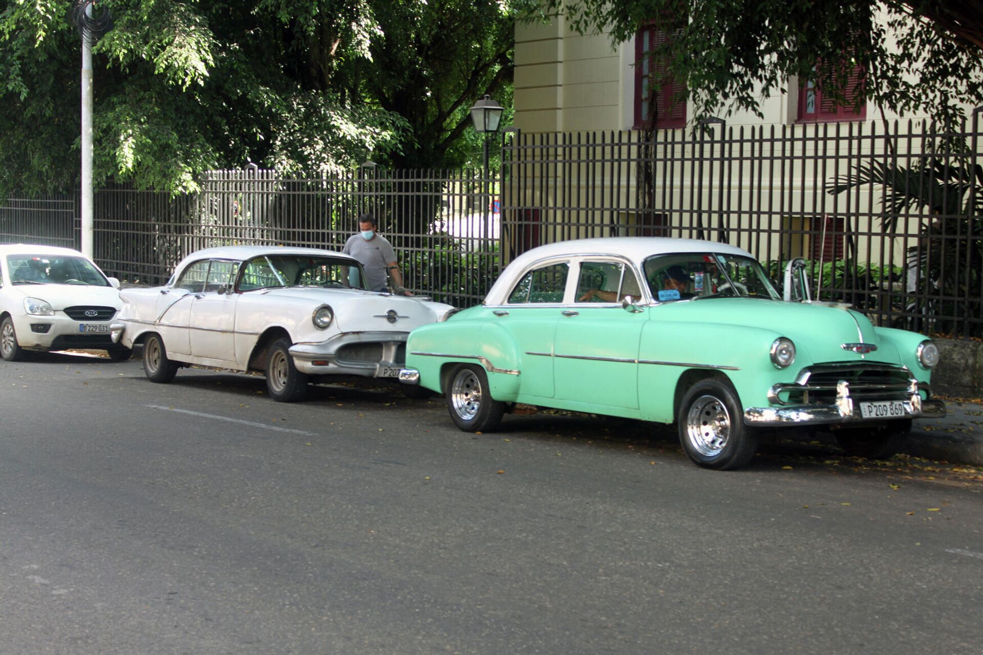 Autos de fabricación estadounidense con más de 65 años de explotación que aun circulan por las calles de Cuba - Sputnik Mundo, 1920, 05.10.2021