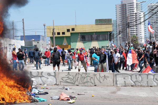 Quema de pertenencias de migrantes venezolanos en Iquique, el 25 de septiembre de 2021 - Sputnik Mundo