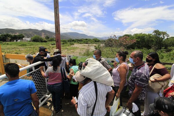 Unos venezolanos cruzan el Puente Internacional Simón Bolívar, ubicado entre la localidad de San Antonio del Táchira y la ciudad colombiana de Cúcuta. - Sputnik Mundo