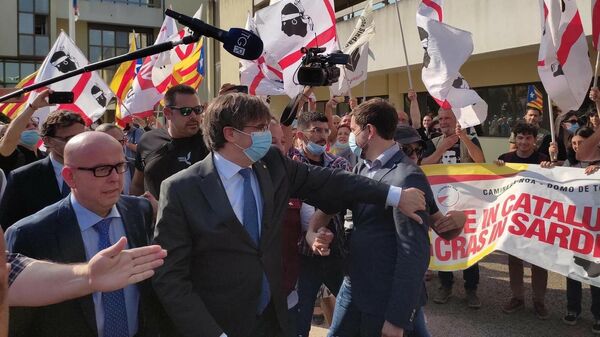 El expresidente de la Generalitat Carles Puigdemont llega al Tribunal de Apelación de Sassari (Italia) para declarar - Sputnik Mundo