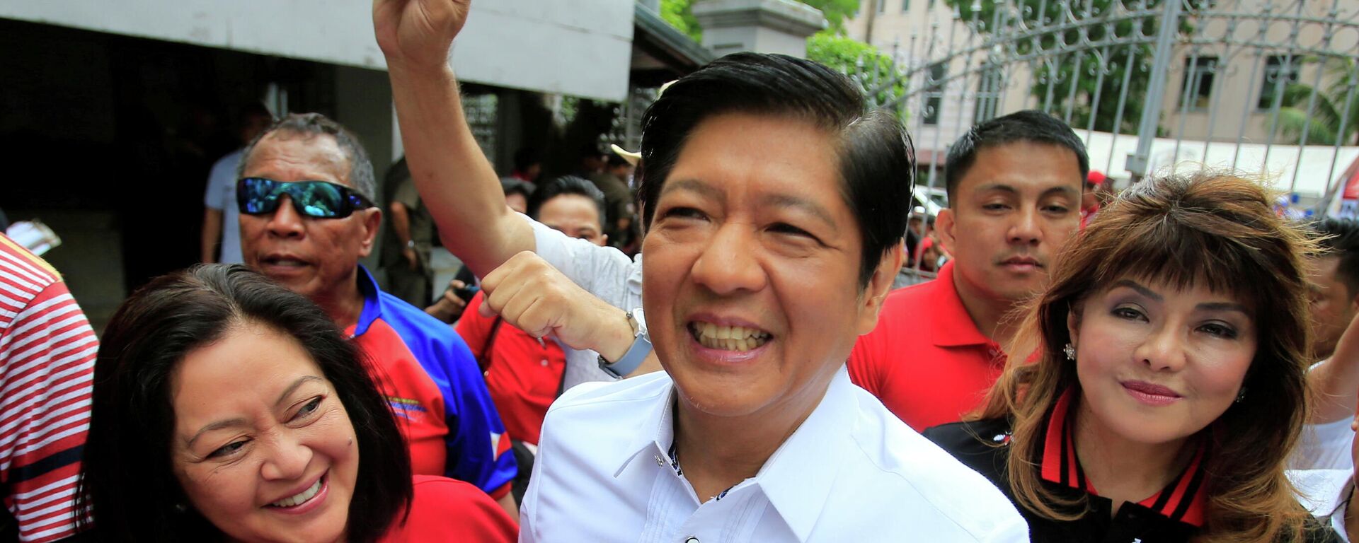 Ferdinand 'Bongbong' Marcos, hijo del difunto dictador Ferdinand Marcos, su esposa Louise (a la izquierda) y su hermana Imee (a la derecha) - Sputnik Mundo, 1920, 05.10.2021