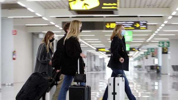 Los viajeros en el aeropuerto (imagen referencial) - Sputnik Mundo