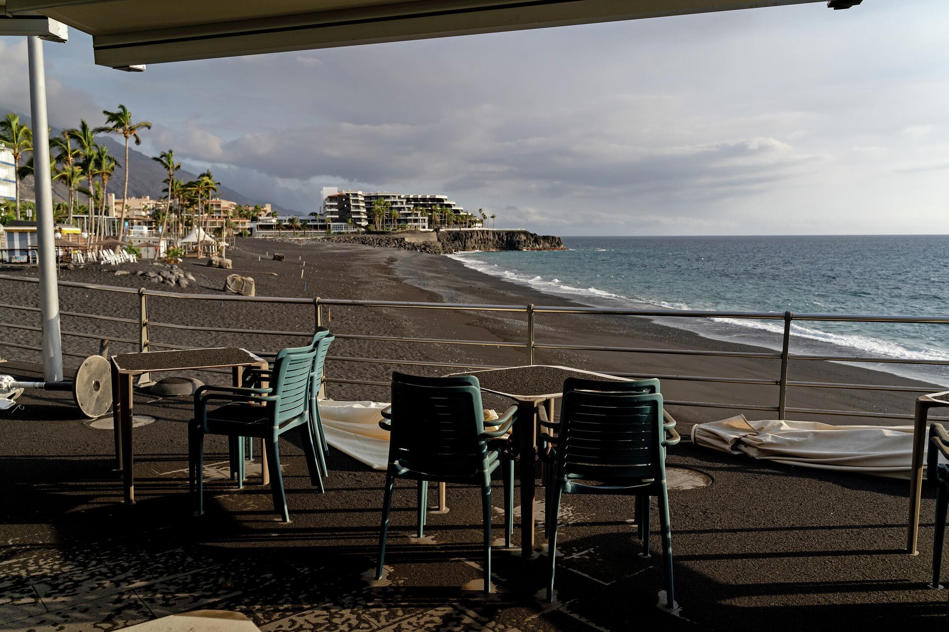 Terraza llena de ceniza en Puerto de Naos (La Palma) - Sputnik Mundo, 1920, 05.10.2021