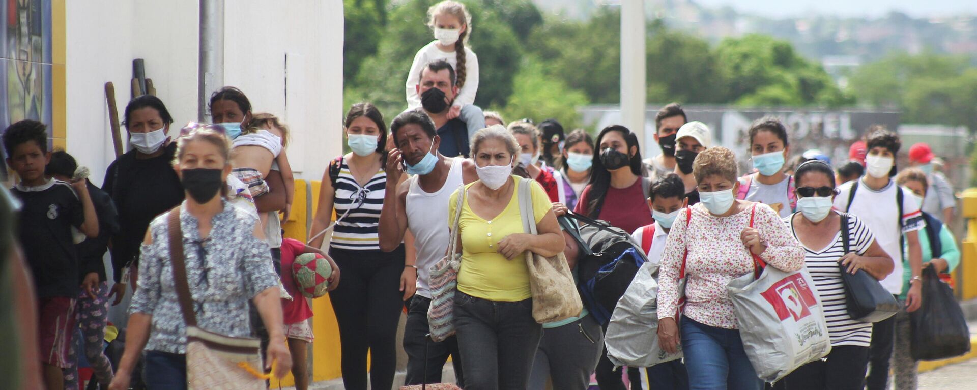 Personas autorizadas por razones humanitarias llegan por el puente internacional Simón Bolívar desde Cúcuta, Colombia, mientras se reabre el cruce en San Antonio del Táchira, Venezuela el 4 de octubre de 2021 - Sputnik Mundo, 1920, 05.10.2021