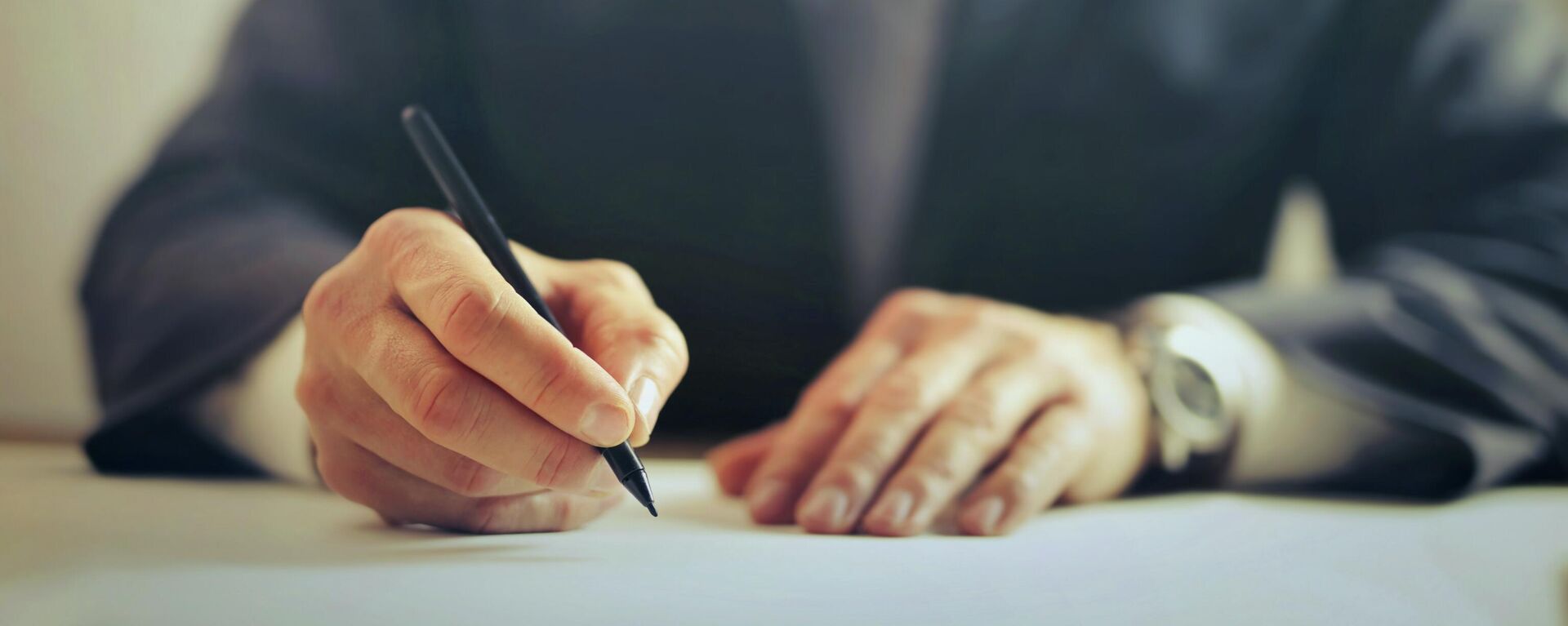 Una persona firmando documentos - Sputnik Mundo, 1920, 06.10.2021