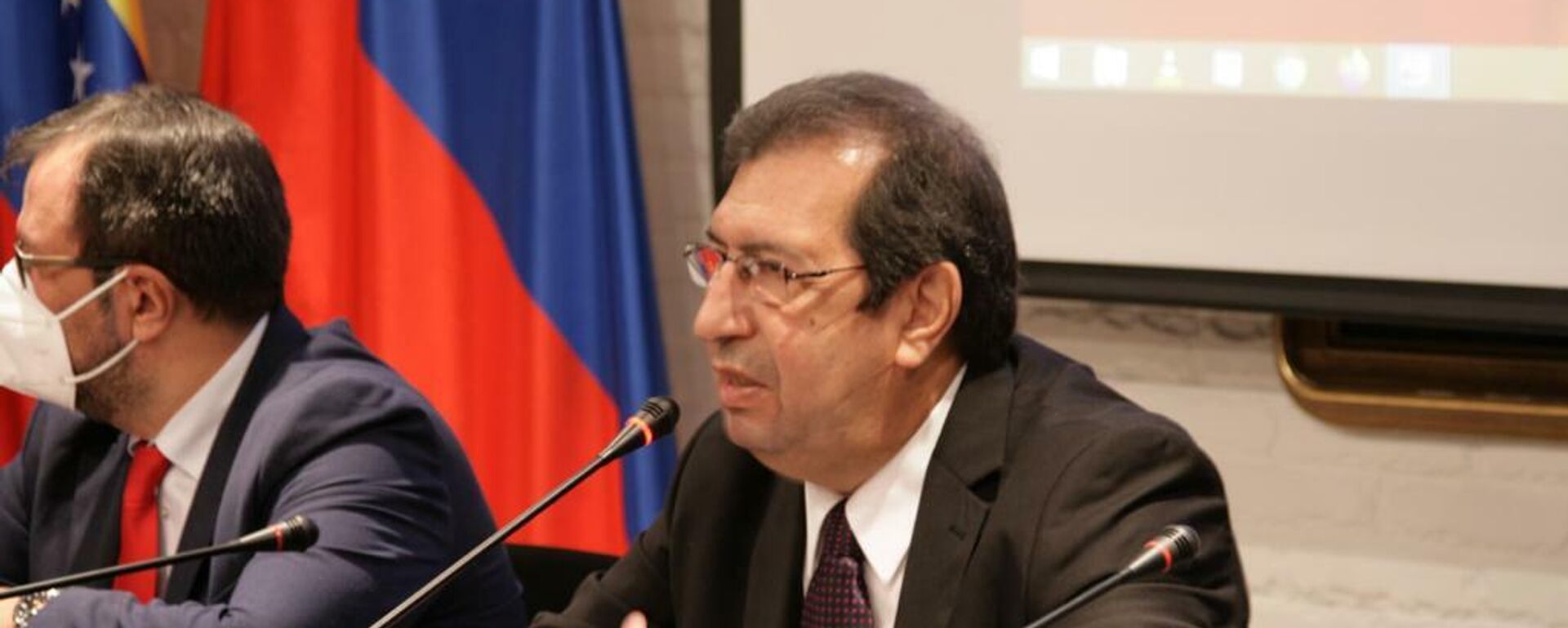 El encargado de negocios ante la Unión Europea, Yván Gil (a la izquierda), y el enviado especial de la Presidencia venezolana, Adán Chávez (en el centro) - Sputnik Mundo, 1920, 05.10.2021