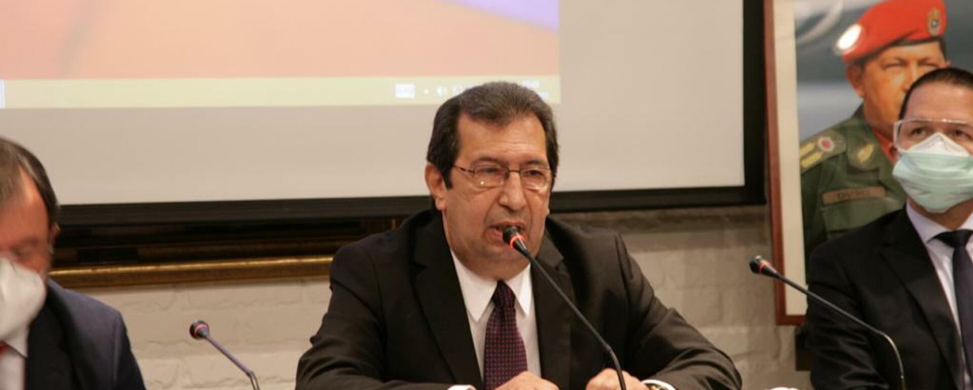 El encargado de negocios ante la Unión Europea, Yván Gil (a la izquierda), el enviado especial de la Presidencia venezolana, Adán Chávez (en el centro), y el embajador de la República Bolivariana de Venezuela en Moscú, Carlos Rafael Faría Tortosa El encargado de negocios ante la Unión Europea, Yván Gil (a la izquierda), el enviado especial de la Presidencia venezolana, Adán Chávez (en el centro), y el embajador de la República Bolivariana de Venezuela en Moscú, Carlos Rafael Faría Tortosa - Sputnik Mundo, 1920, 05.10.2021