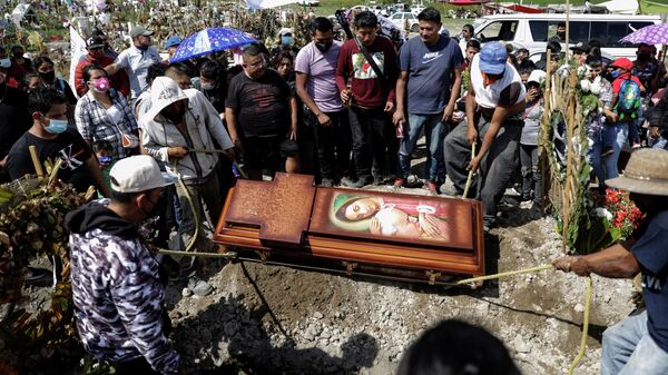 Un funeral en el cementerio de Xico en Valle de Chalco, México, el 16 de septiembre de 2021 - Sputnik Mundo