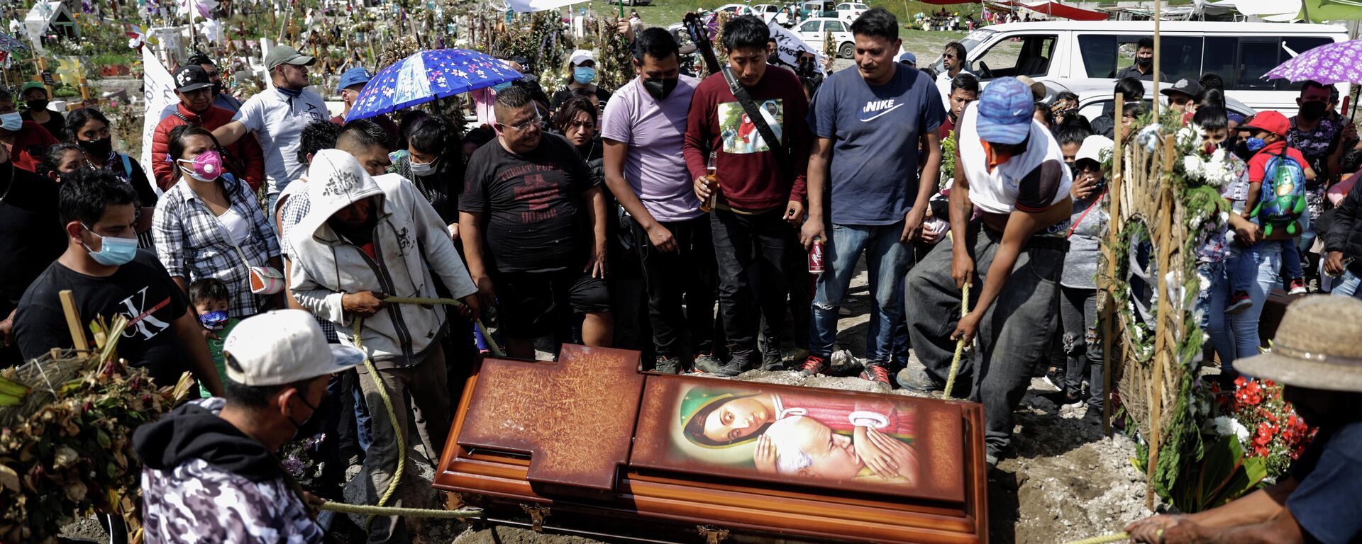 Un funeral en el cementerio de Xico en Valle de Chalco, México, el 16 de septiembre de 2021 - Sputnik Mundo, 1920, 06.10.2021