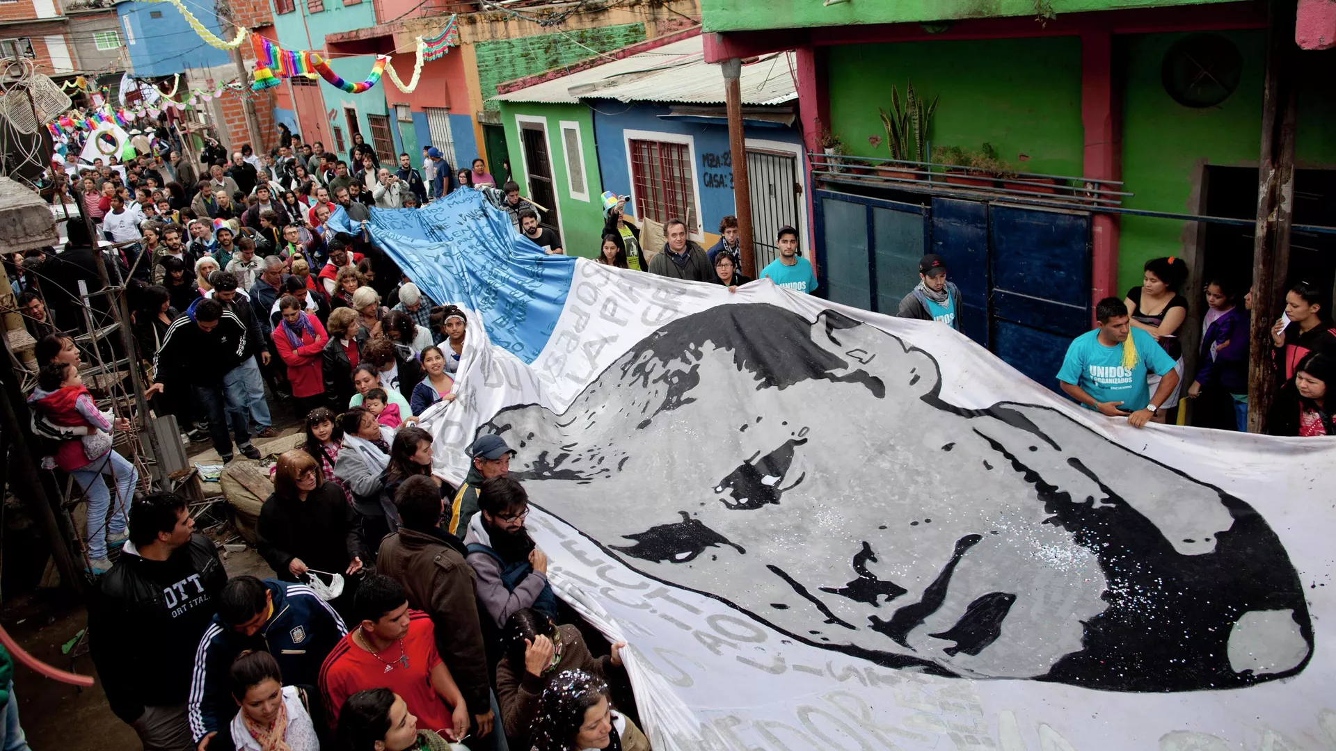Una bandera con la imagen del padre Carlos Mugica, en la villa 31 Una bandera con la imagen del padre Carlos Mugica, en la villa 31 - Sputnik Mundo, 1920, 07.10.2021