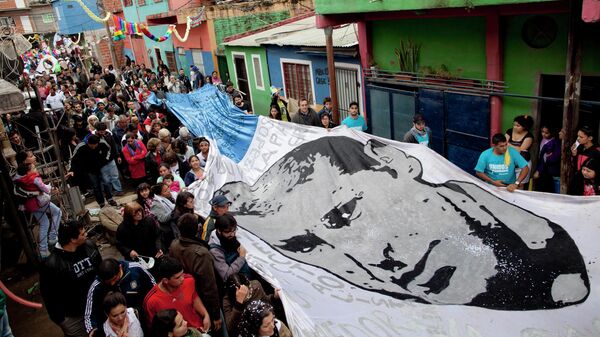 Una bandera con la imagen del padre Carlos Mugica, en la villa 31 - Sputnik Mundo