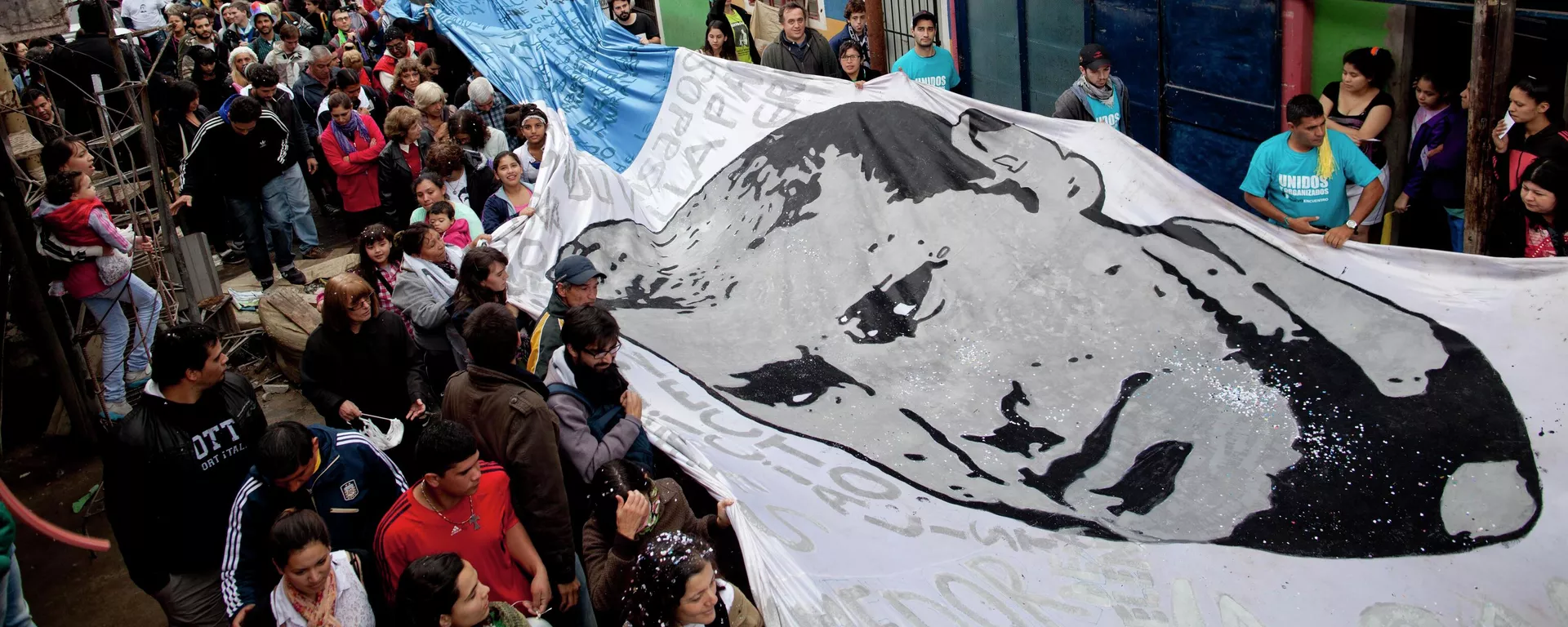 Una bandera con la imagen del padre Carlos Mugica, en la villa 31 Una bandera con la imagen del padre Carlos Mugica, en la villa 31 - Sputnik Mundo, 1920, 07.10.2021