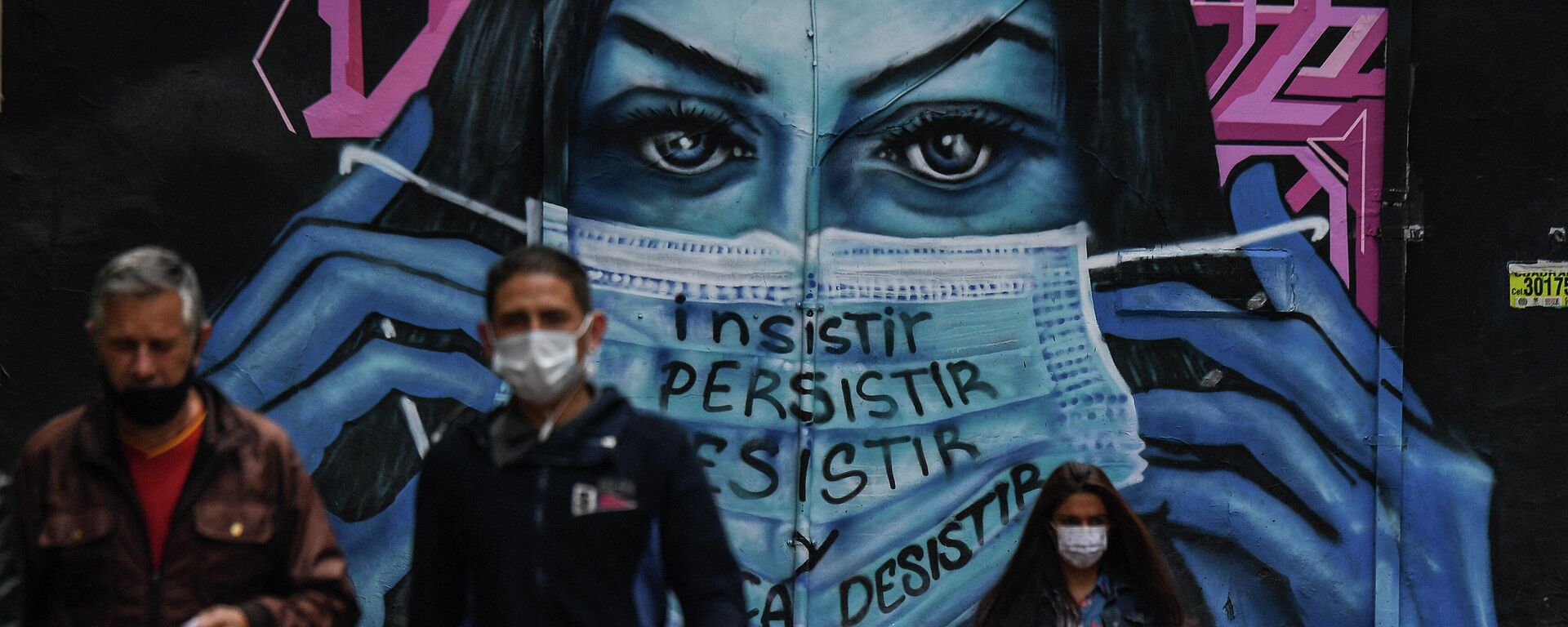 Colombianos cerca de un mural que representa a una mujer con una mascarilla en Bogotá Colombianos cerca de un mural que representa a una mujer con una mascarilla en Bogotá - Sputnik Mundo, 1920, 07.10.2021