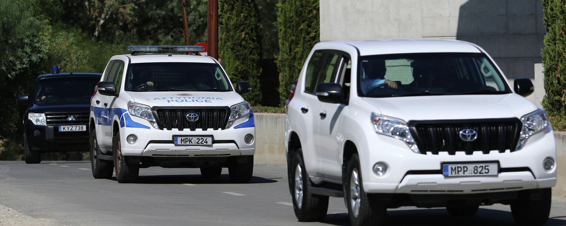 Los coches de Policía salen de un tribunal, donde se emitió una orden de prisión preventiva contra un hombre sospechoso de conspirar para asesinar a empresarios israelíes en Nicosia, Chipre, el 6 de octubre de 2021 - Sputnik Mundo, 1920, 07.10.2021