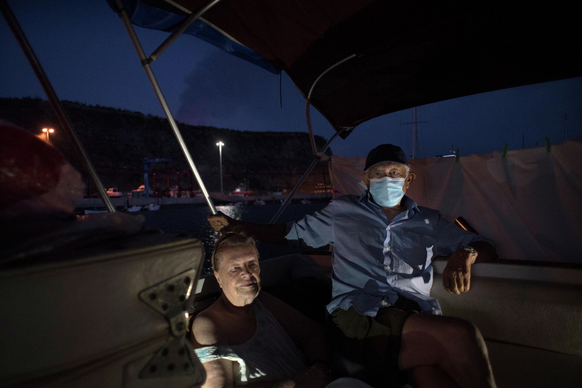 Margaretha y Luis, vecinos de Todoque, viven en su barco después de que la lava del volcán arrasara con su hogar - Sputnik Mundo, 1920, 07.10.2021