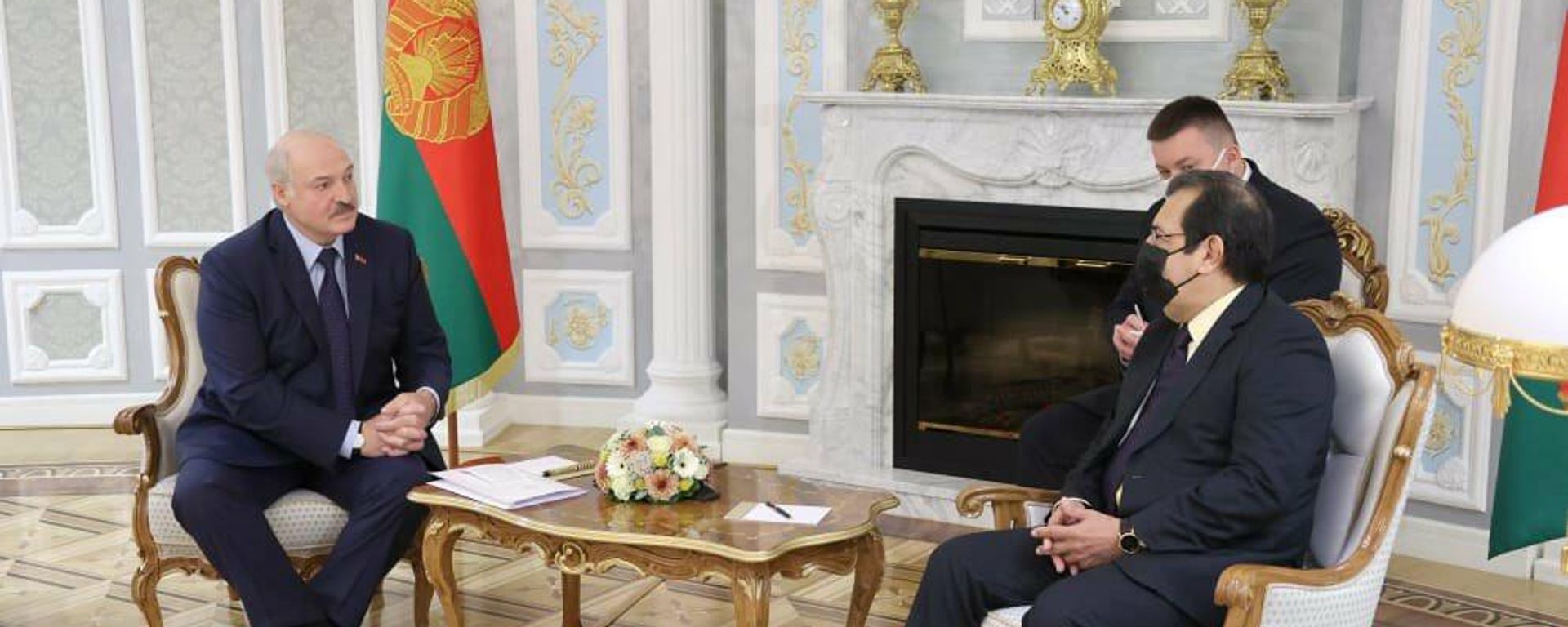 El presidente de Bielorrusia, Aleksandr Lukashenko, junto al embajador y enviado especial del Gobierno de Venezuela, Adán Chávez El presidente de Bielorrusia, Aleksandr Lukashenko, junto al embajador y enviado especial del Gobierno de Venezuela, Adán Chávez - Sputnik Mundo, 1920, 07.10.2021