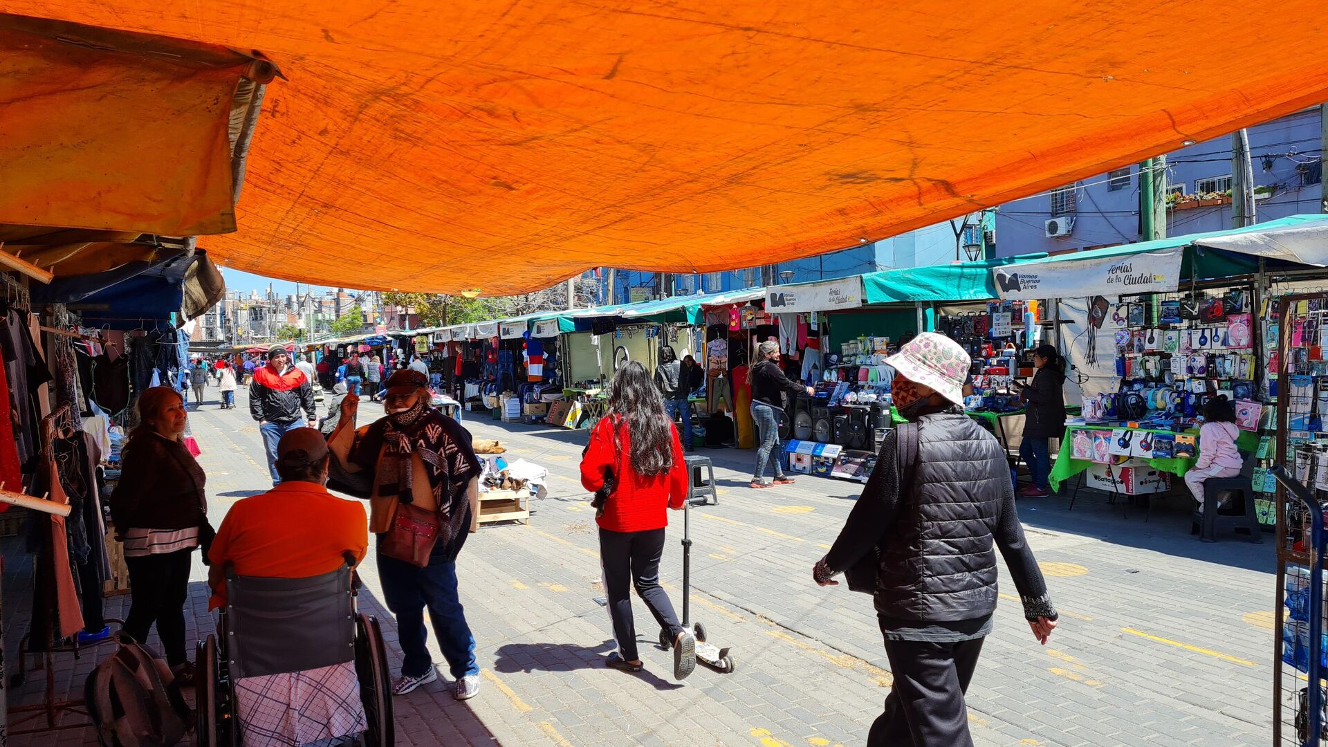 El mercado dentro del Barrio Padre Carlos Mugica vende imitaciones nuevas y alimentos frescos - Sputnik Mundo, 1920, 08.10.2021