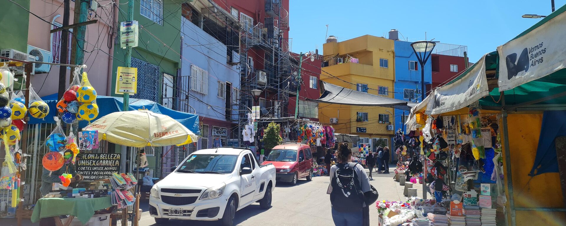 El mercado dentro del Barrio Padre Carlos Mugica vende imitaciones nuevas y alimentos frescos - Sputnik Mundo, 1920, 08.10.2021