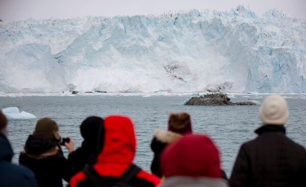 Como mencionado, el Eqi también es llamado el glaciar &quot;que da a luz&quot;. Eso significa que de él se desprenden regularmente trozos menores de hielo, los cuales se desplazan independientemente. - Sputnik Mundo