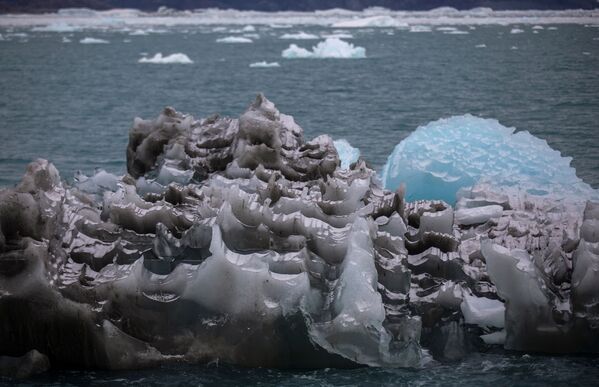 El glaciar se encuentra a unos 70 kilómetros de la ciudad de Ilulissat, en la costa oeste de Groenlandia. En las aguas que lo cercan a menudo se pueden avistar ballenas y focas. - Sputnik Mundo